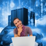 Złożony obraz myślącego mężczyzny siedzącego na podłodze za pomocą laptopa i uśmiechniętego