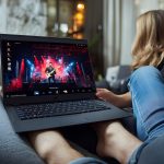 Para cieszy się koncertem na laptopie