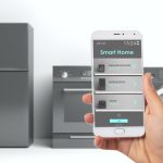 Ręka trzyma smartfona z pustym ekranem odizolowanym na białym tle ścieżki przycinającej