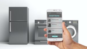 Ręka trzyma smartfona z pustym ekranem odizolowanym na białym tle ścieżki przycinającej