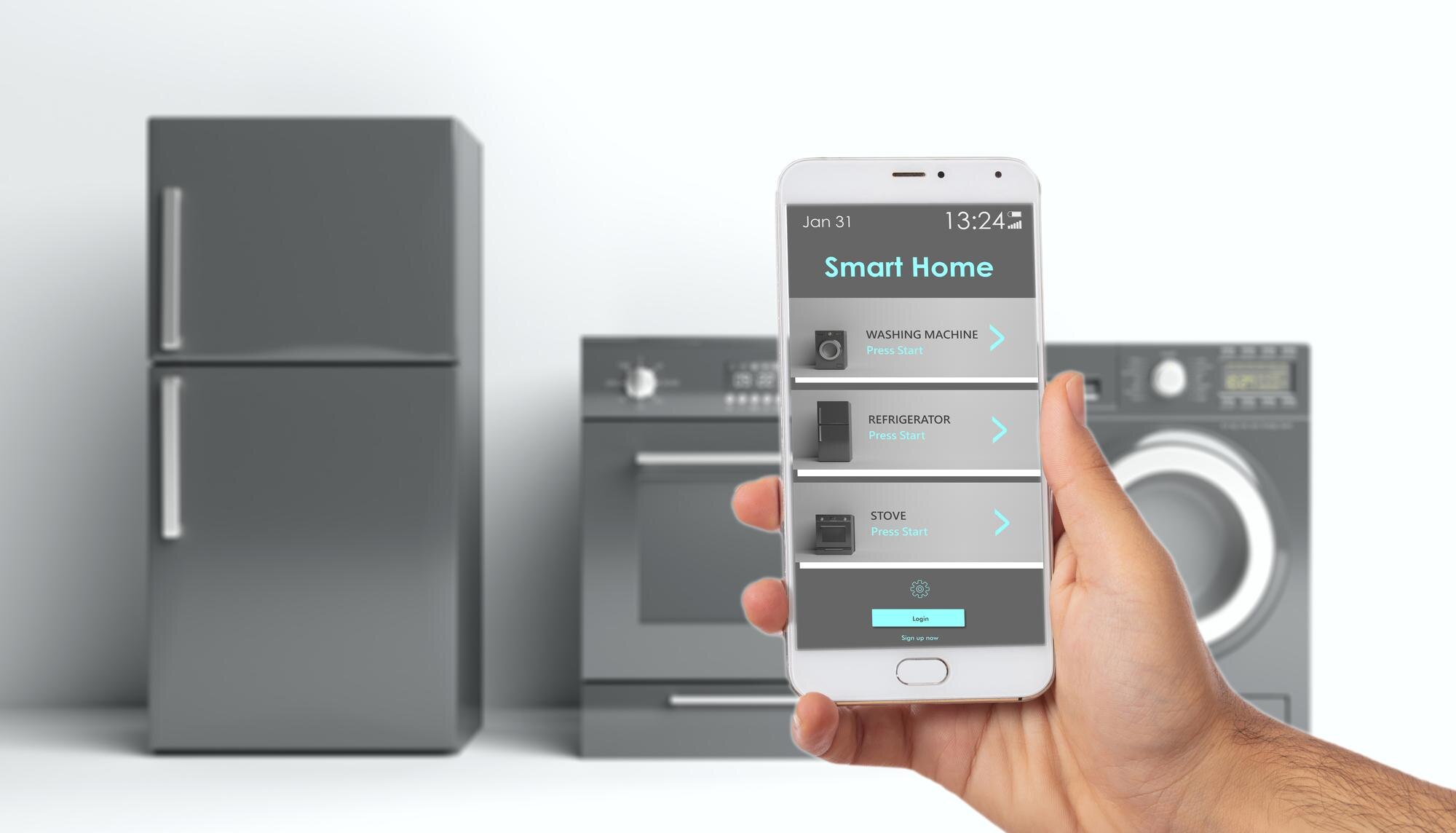 Ręka trzyma smartfona z pustym ekranem odizolowanym na białym tle ścieżki przycinającej