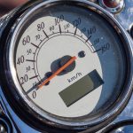 Prędkościomierz na sportowym motocyklu retro