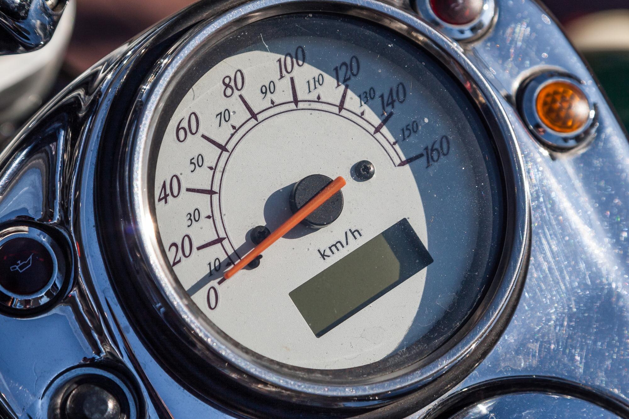 Prędkościomierz na sportowym motocyklu retro