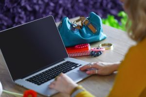 Jak kupić dobrego laptopa? Poradnik zakupowy i parametry