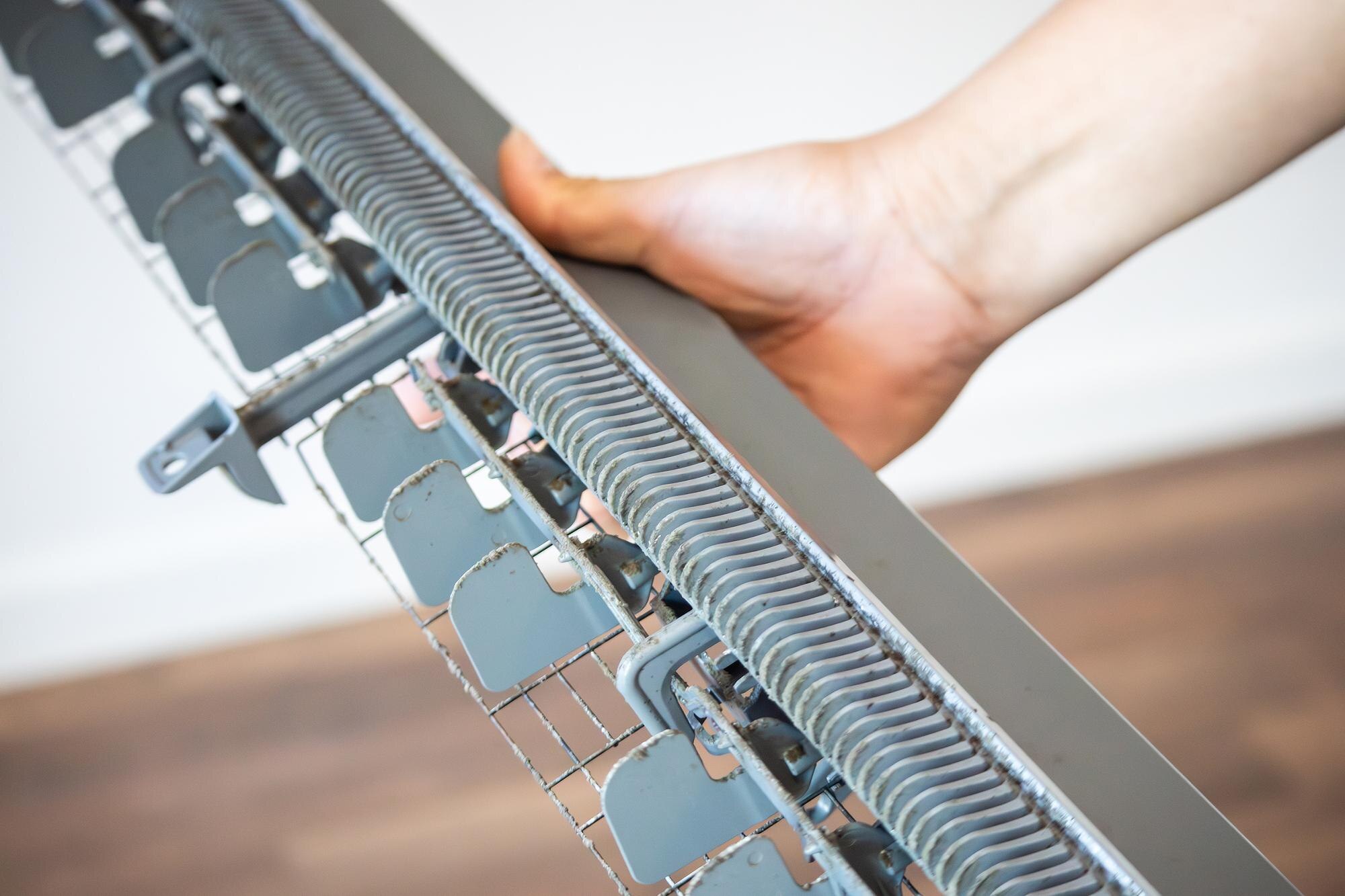 Brudny system klimatyzacji przed oczyszczeniem