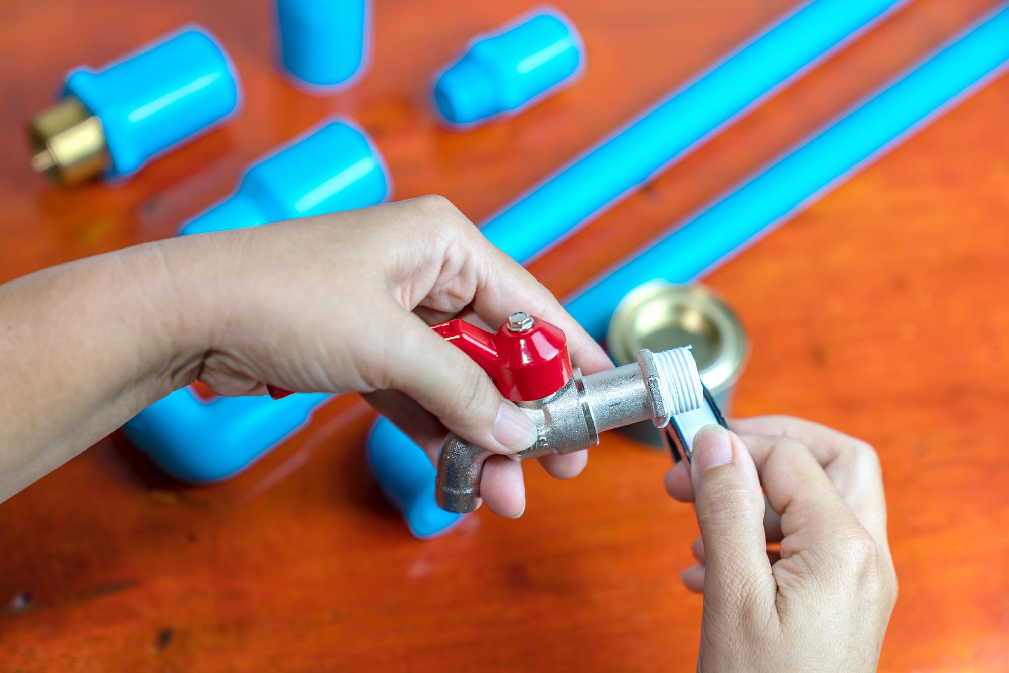 Hydraulik nakłada teflonową taśmę na krany