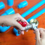 Hydraulik nakłada teflonową taśmę na krany