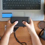 Pulpit ze sprzętem fotograficznym, aparatem fotograficznym, statywem, lampą błyskową i komputerem