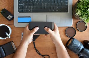 Pulpit ze sprzętem fotograficznym, aparatem fotograficznym, statywem, lampą błyskową i komputerem