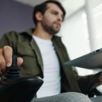 Mężczyzna na wózku inwalidzkim z laptopem