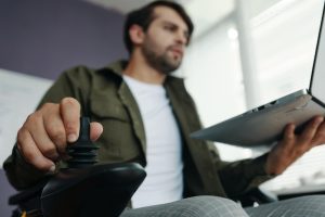 Mężczyzna na wózku inwalidzkim z laptopem