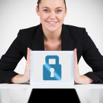 Bizneswoman pokazuje komputer typu tablet na białym tle z winietą