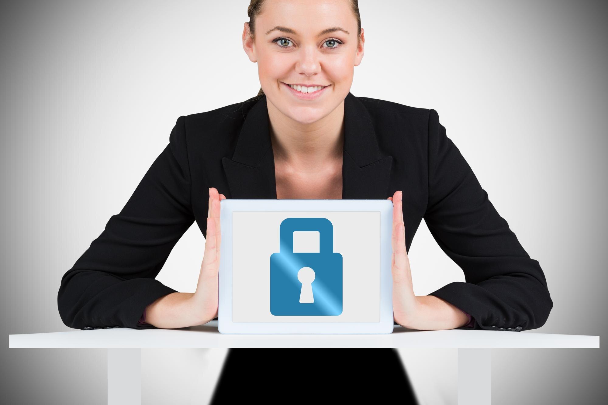 Bizneswoman pokazuje komputer typu tablet na białym tle z winietą