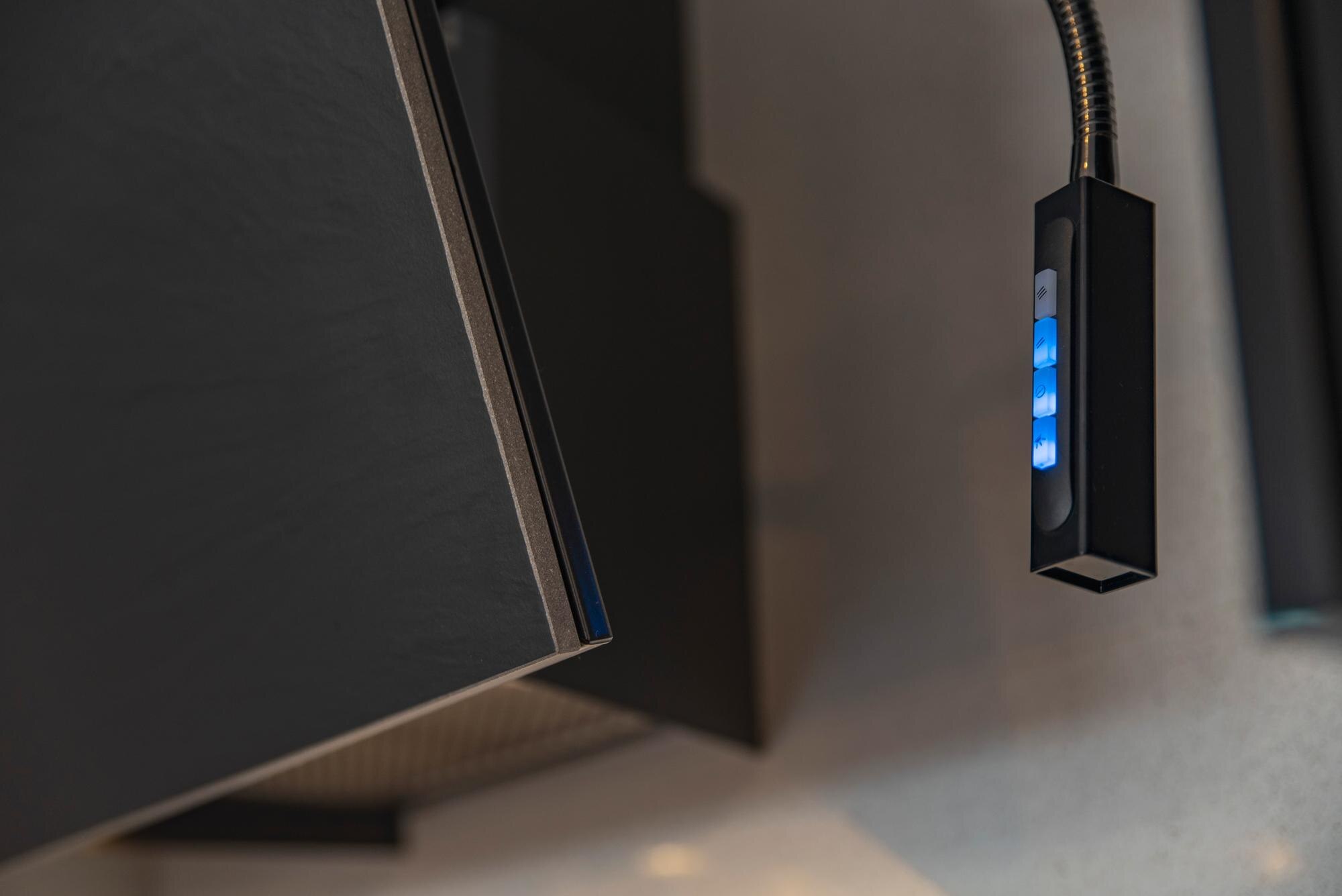 Panel sterowania z nowoczesnego szarego okapu