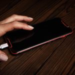 Telefon z uzależnieniem od rąk na tle drewnianych