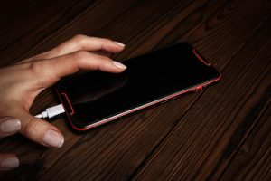 Jak prawidłowo ładować smartfona, aby nie niszczyć baterii?