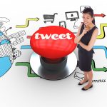 Słowo tweet i rozważna bizneswoman przeciw cyfrowo generowanemu czerwonemu przyciskowi