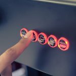 Barista ręka robi kawie espresso używać kawową maszynę w ranku, rocznika stylowy tło