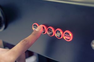 Barista ręka robi kawie espresso używać kawową maszynę w ranku, rocznika stylowy tło