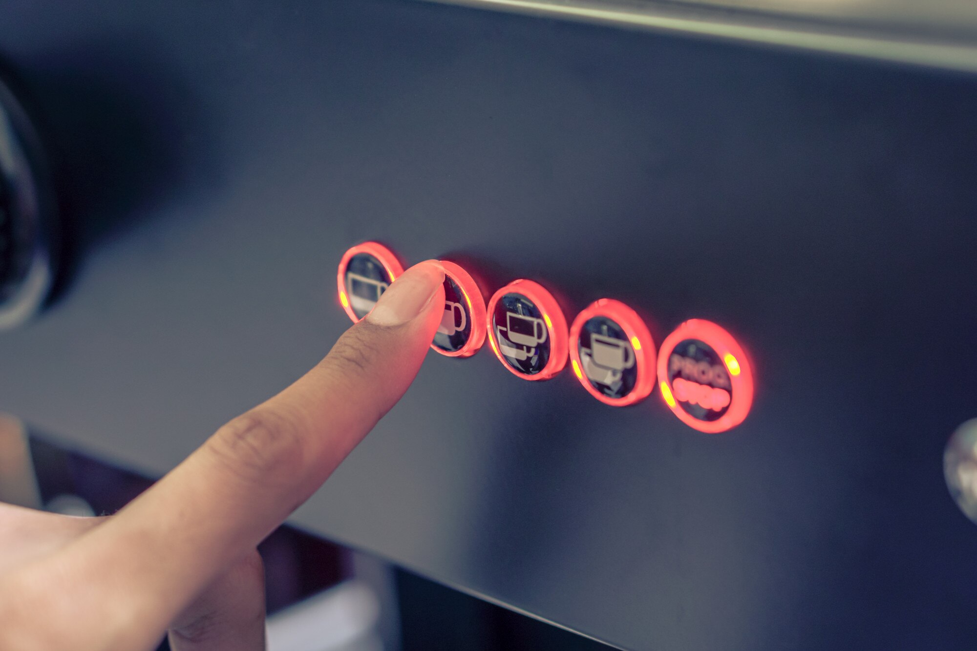 Barista ręka robi kawie espresso używać kawową maszynę w ranku, rocznika stylowy tło