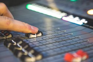 Inżynier dźwięku w studiu nagrań dźwiękowych zajmuje się profesjonalną produkcją muzyczną