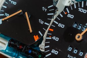 Stary prędkościomierz prędkości wskaźnik tłaRoracja strzała prędkości silnika