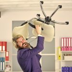 Ciężki dzień pracy zestresowani analitycy finansowi pracujący jako aktuariusze Kierownicy biznesu mają zły księgowy noszą kurtkę biurową konsultant ds. Zarządzania lub analitycy rzucają krzesłem biurowym