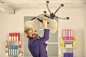 Ciężki dzień pracy zestresowani analitycy finansowi pracujący jako aktuariusze Kierownicy biznesu mają zły księgowy noszą kurtkę biurową konsultant ds. Zarządzania lub analitycy rzucają krzesłem biurowym