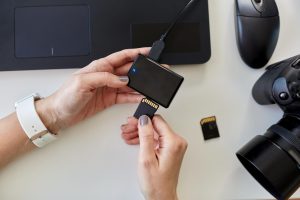 Jak podłączyć adapter kart CI+ Samsung?