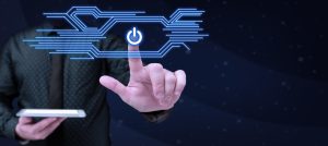 Człowiek w garniturze biurowym trzymający telefon komórkowy i naciskający wirtualny przycisk palcem Futuristyczny obraz z kolorowym blaskiem Textholder zawiera ważne informacje