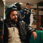 sportowiec przybywający do ośrodka alpejskiego