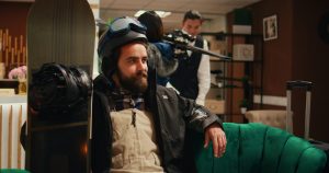 sportowiec przybywający do ośrodka alpejskiego