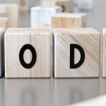 Słowo kodowe na ilustracji 3D drewnianych klocków
