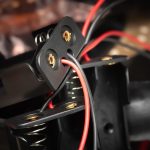 Zbliżenie posiadacza baterii z przewodami i złączami Selektywne skupienie