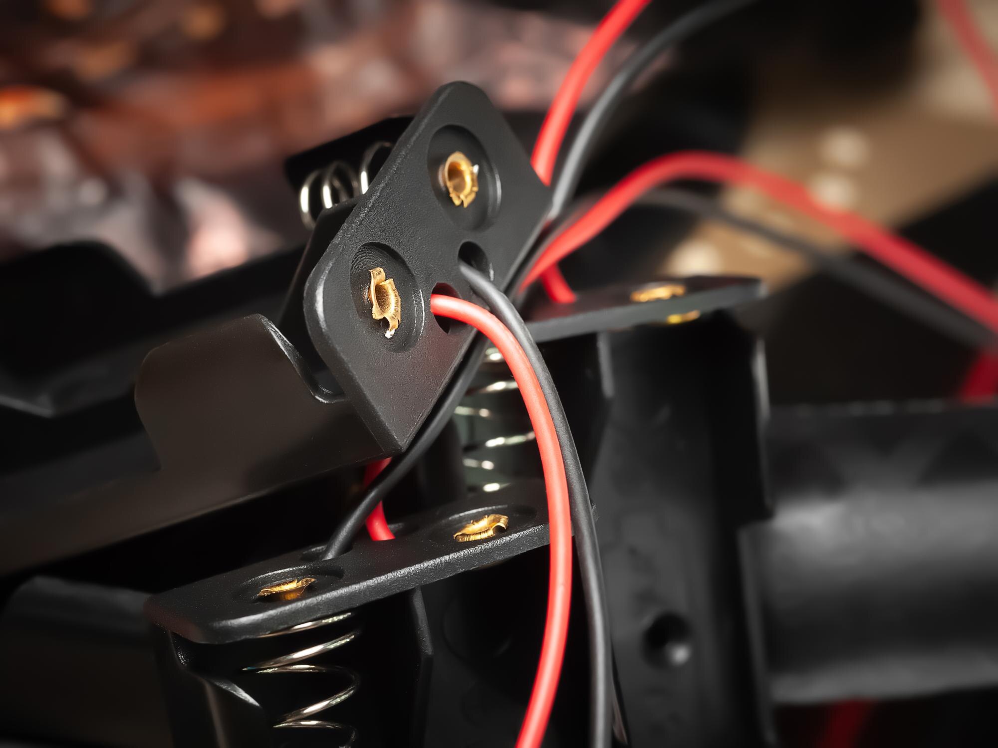 Zbliżenie posiadacza baterii z przewodami i złączami Selektywne skupienie