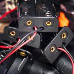 Trzymacz baterii z kablami i złącznikami w pobliżu Selektywne skupienie