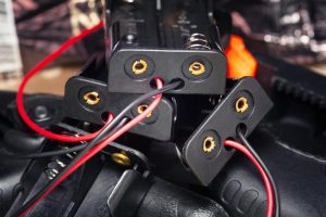 Trzymacz baterii z kablami i złącznikami w pobliżu Selektywne skupienie