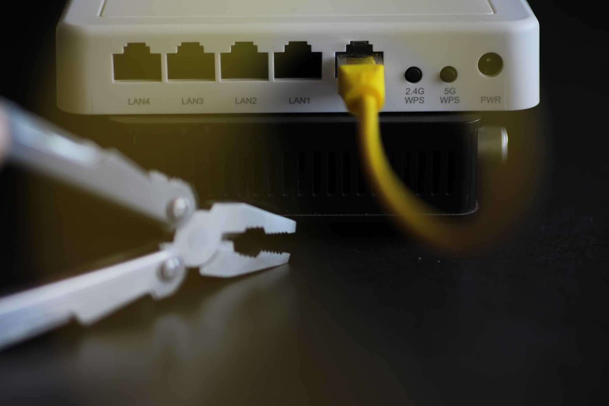 Nowoczesny dwuzakresowy router bezprzewodowy Człowiek pracujący w tle Koncepcja szybkiego i bezprzewodowego internetu