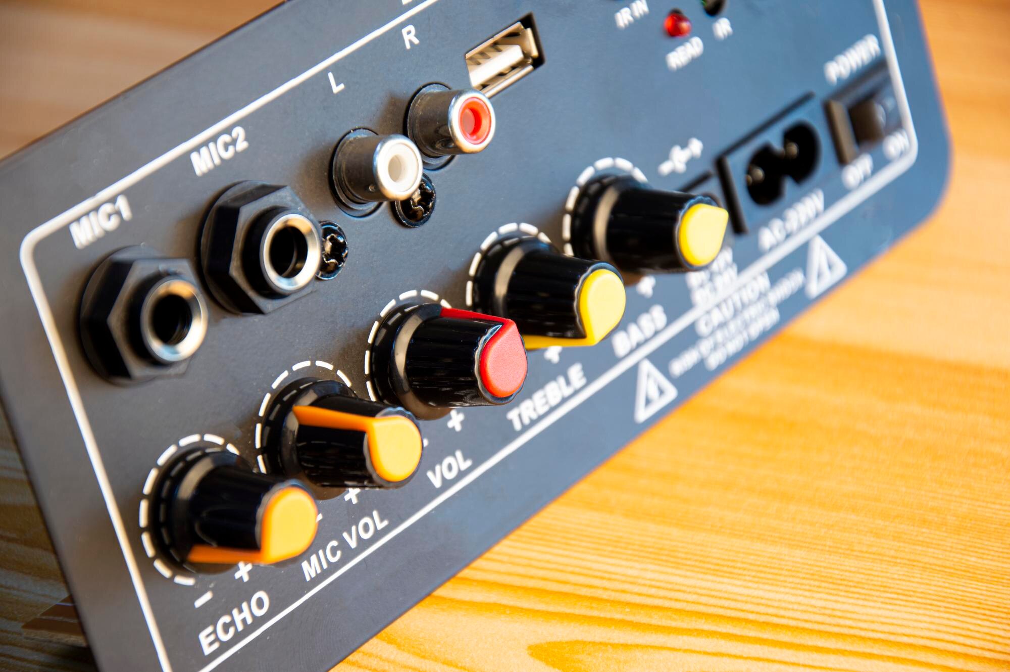 Widok z boku wzmacniacz mocy bluetooth wzmacniacz mocy mini bluetooth