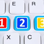 Powrót do nauki liczenia w szkole dla ucznia na komputerze