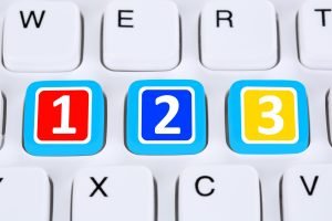 Powrót do nauki liczenia w szkole dla ucznia na komputerze