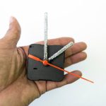 Złamany zegar z ręką maszyny