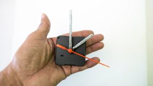 Złamany zegar z ręką maszyny