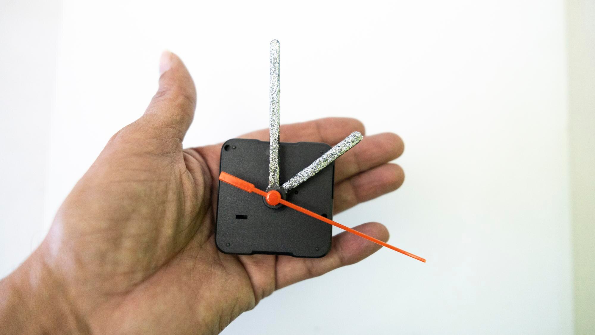 Złamany zegar z ręką maszyny