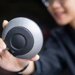 Kobieta trzymająca klucz do motocykla w nocy