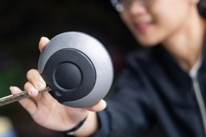 Kobieta trzymająca klucz do motocykla w nocy