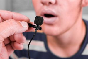 Mężczyzna mówi do mikrofonu.