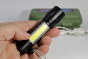 Mała latarka z diodą LED, ładowana przez USB