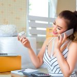 Ładna kobieta patrzeje produkt podczas rozmowy smartphone