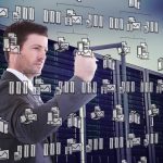 Poważny biznesmen trzymający znacznik i piszący przeciwko doodle cloud computing